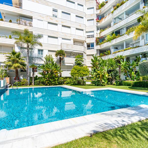 Piscina en piso de alquiler en Marbella centro