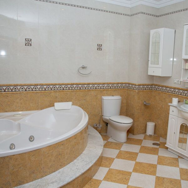 Bathroom for sale in Porcuna